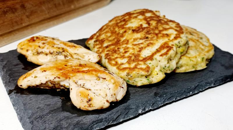 Photo d'ilustration de la recette : Pancake aux poireaux et blanc de poulet